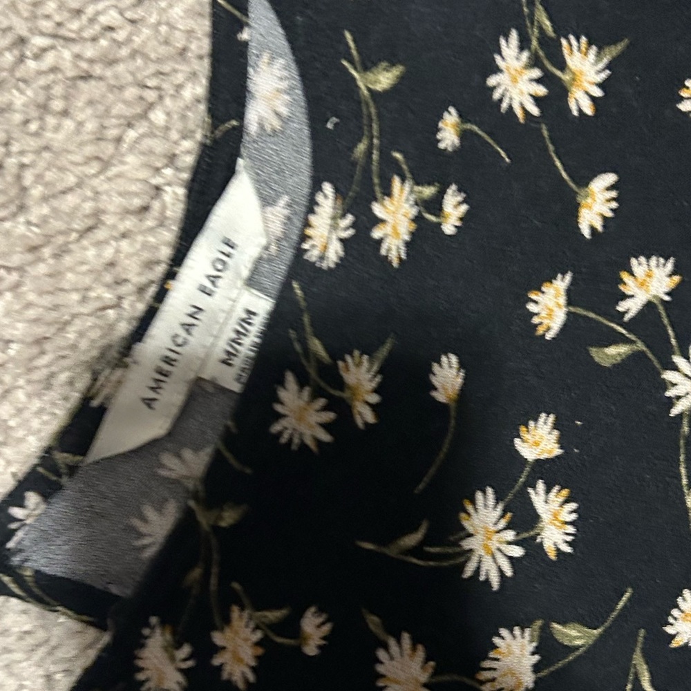 3/$15 American eagle black with daisies open back long sleeve shirt - Picture 2 of 3